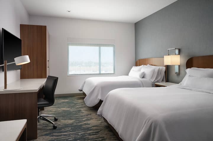Stylish 2 Queen Bunk Bed Hotel Suite W/breakfast - Anaheim
