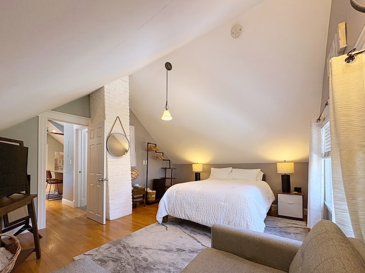 2br Savin Hill Condo | Balcony + Red Line - Quincy, MA