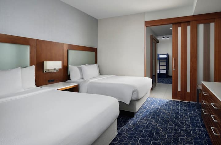 Stylish 2 Queen1 Br Hotel Suite W/ Breakfast - Anaheim, CA