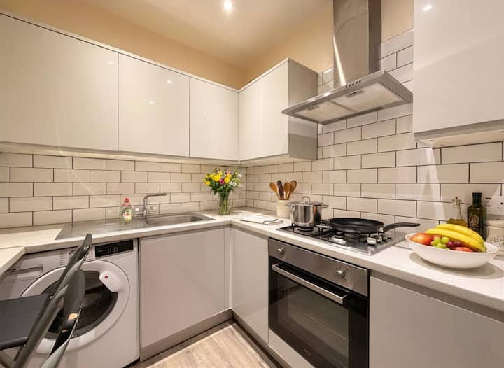 Spacious Ground Floor 1-bed City Flat - Sleeps 4 - Leith