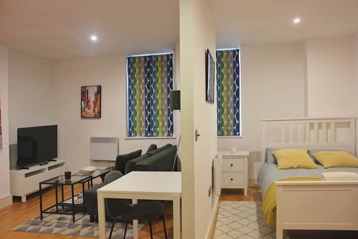 Cosy High Street Flat Next To Station - London