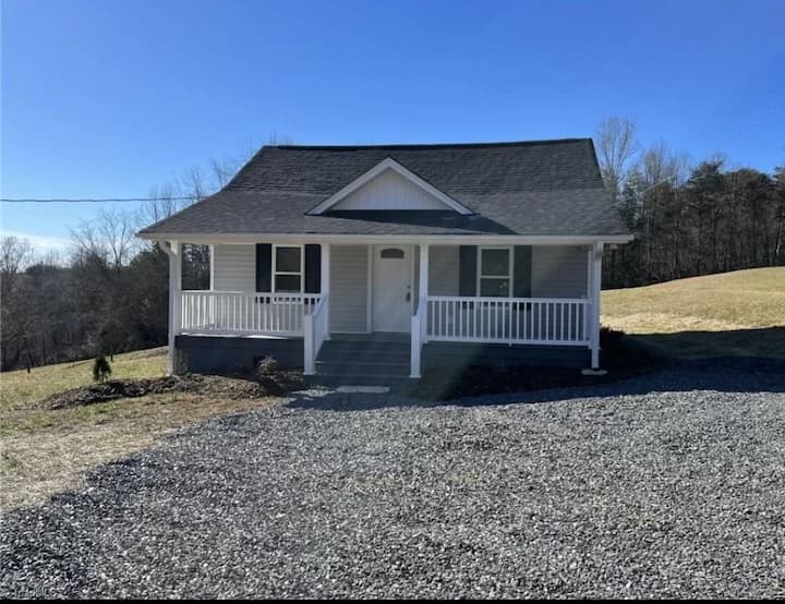 Charming Mount Airy Farmhouse 2 Bedroom On 10 Acre - Mount Airy, NC