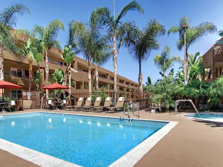 Pet-friendly Stay | Outdoor Pool | Onsite Parking - San Diego, CA
