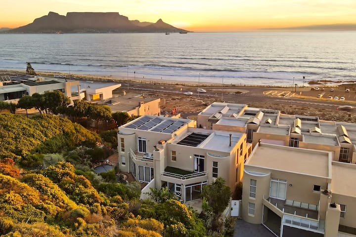 White Waters Villa - Pool, Sea And Mountain Views - Parklands