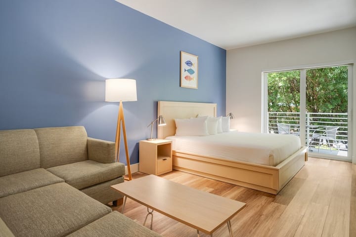 King Room W/ Balcony, Breakfast & Pool - Islamorada, FL