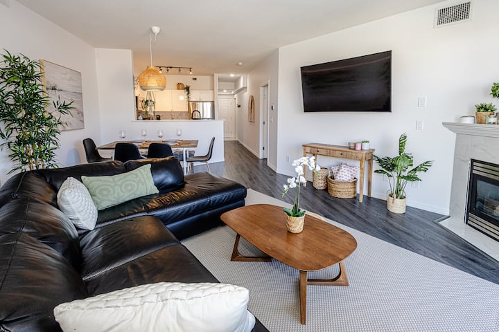Lakeview Downtown Condo, Pool + Hot Tub + Parking - Kelowna