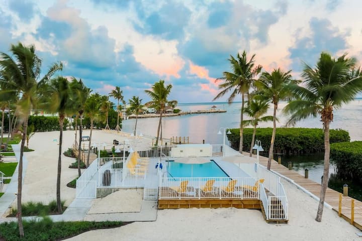 Pet-friendly King Stay| Pool Access & Free Parking - Islamorada, FL