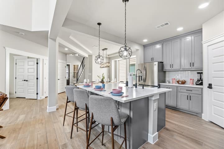 Aloha Star Villa | 5br, 3.5bth, Game Room - Irving, TX