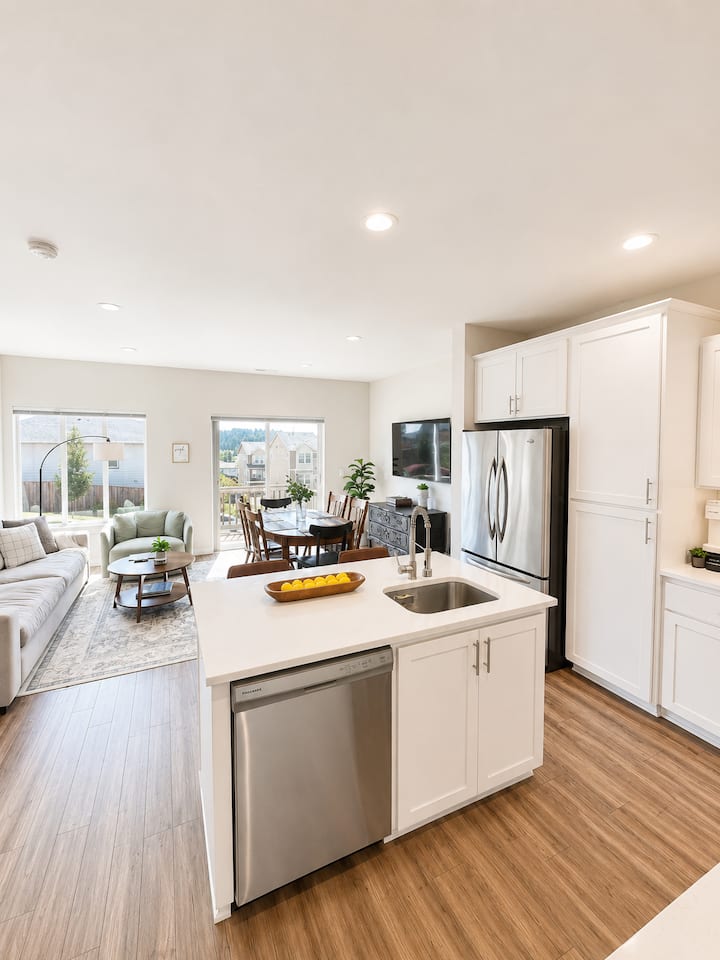 Cozy Townhouse W/ King Beds + Game Room - Salem, OR