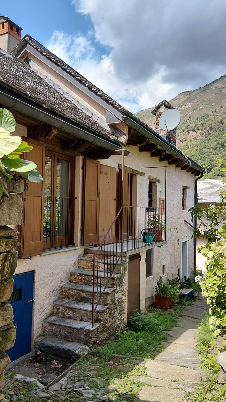 La Casa Del Sentiero  Cozy Mountain Village Home - Cannobio