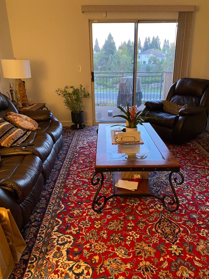 This Unit Features Two Bedrooms And Two Bathrooms. - San Ramon, CA