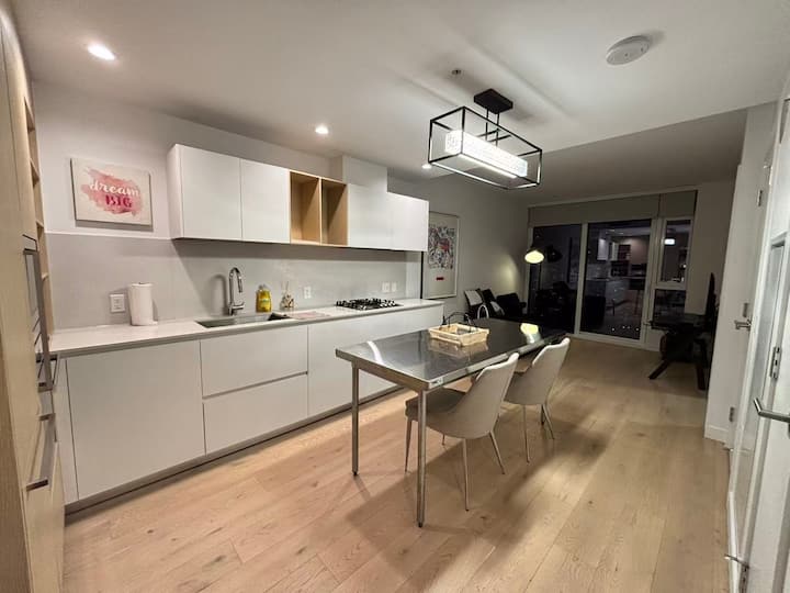 Central Metrotown 1b1b New Condo - Burnaby