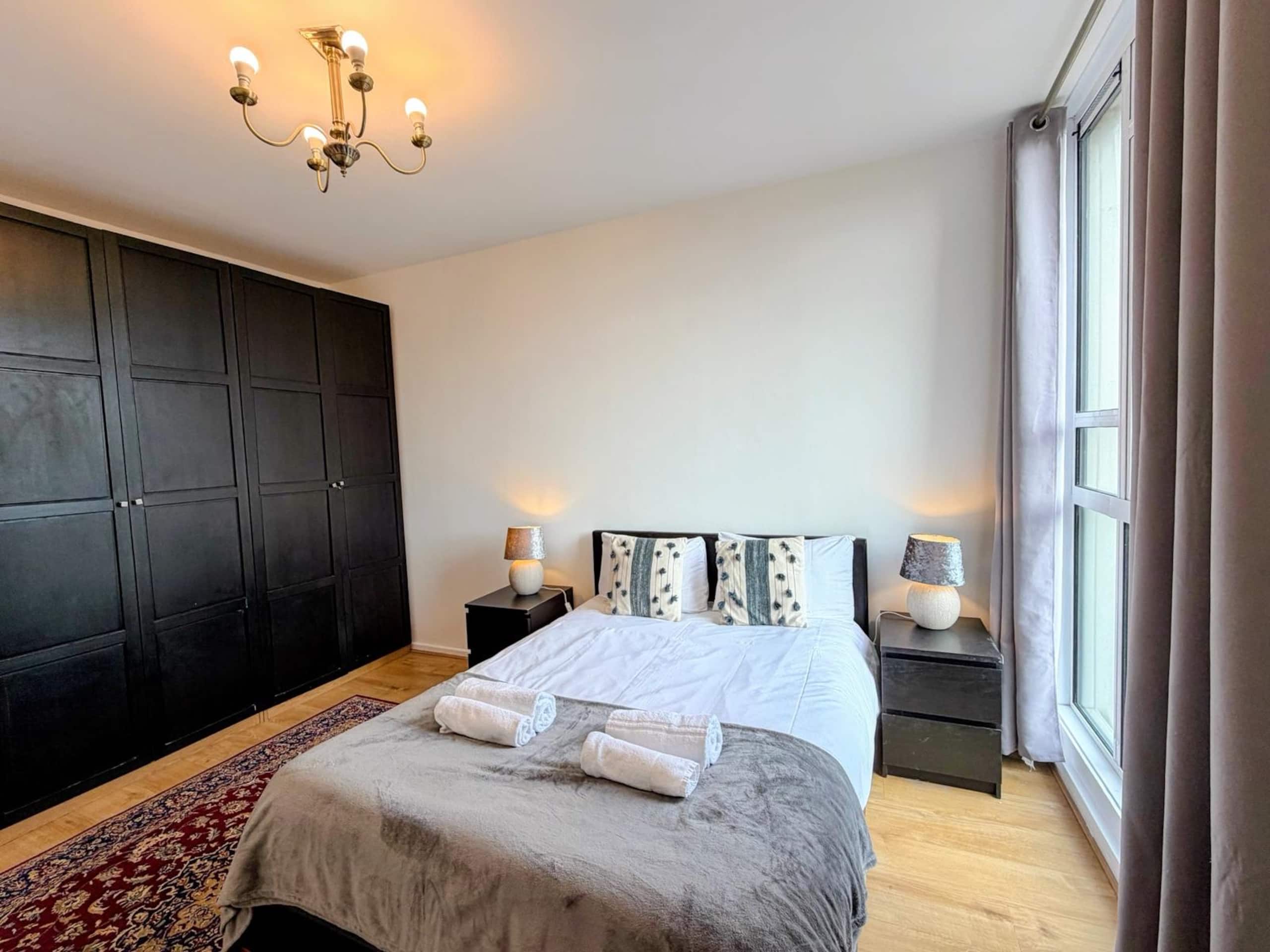Reading House 44 · Chic 2BR London Apartment Near Transit - Photo 10