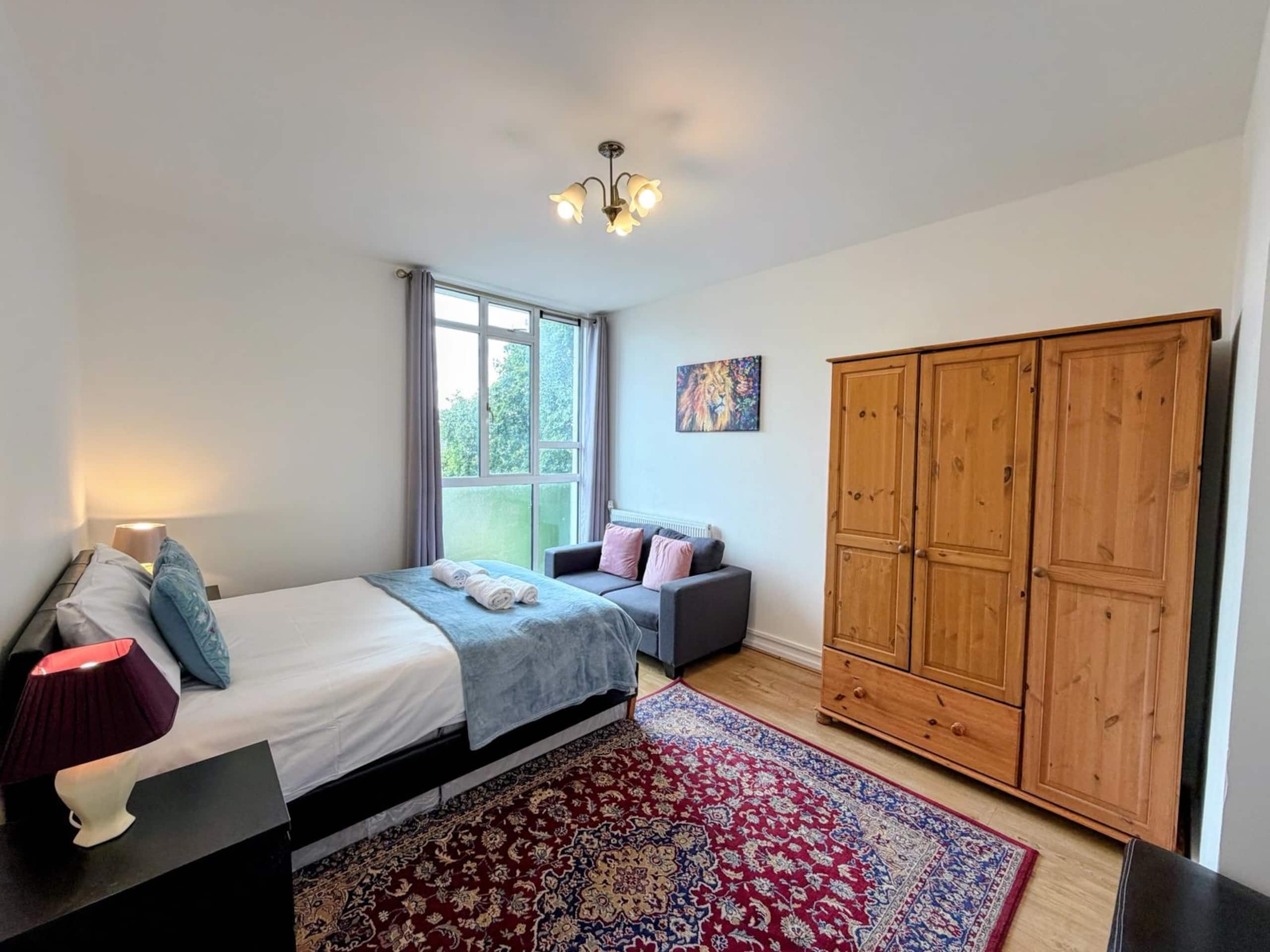 Reading House 44 · Chic 2BR London Apartment Near Transit - Photo 5