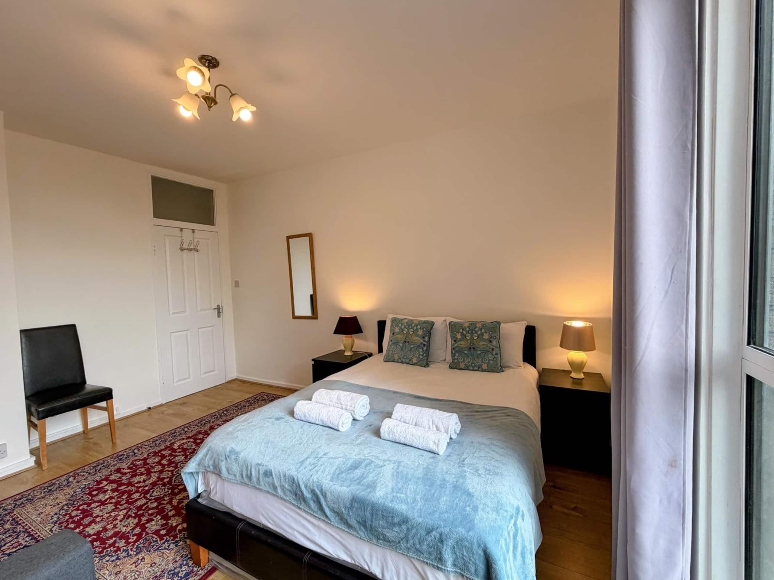 Reading House 44 · Chic 2BR London Apartment Near Transit - Photo 6
