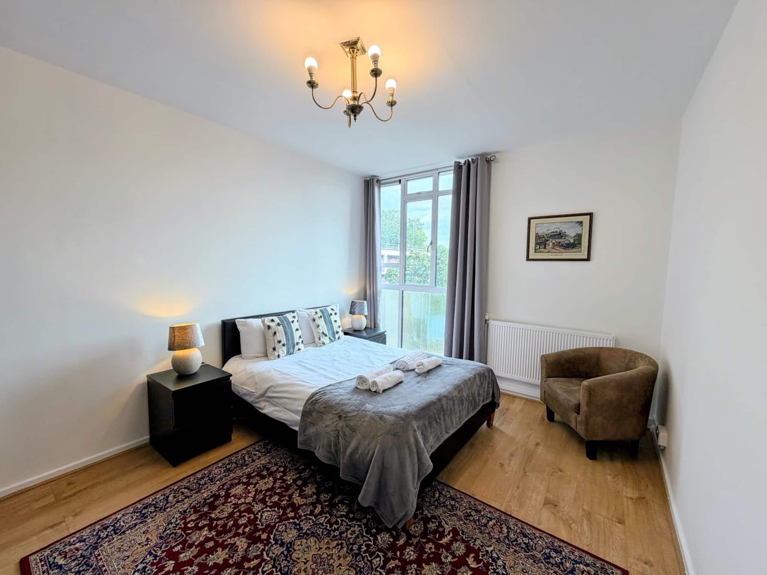 Reading House 44 · Chic 2BR London Apartment Near Transit - Photo 12