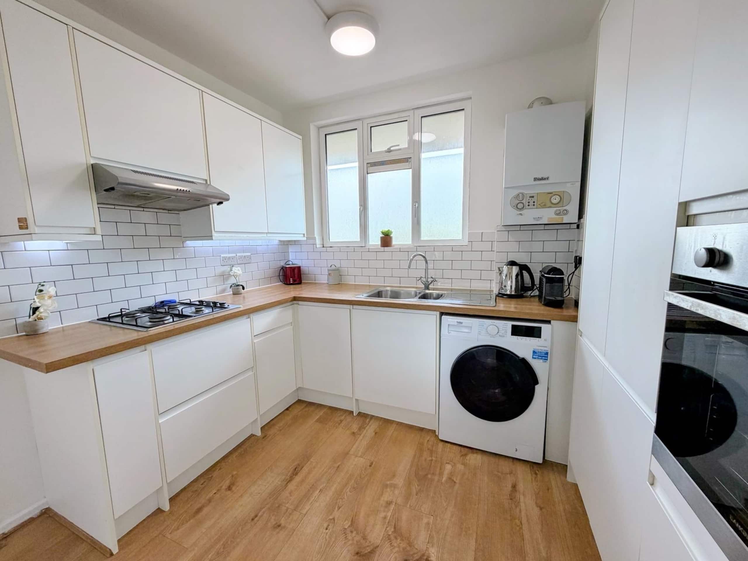 Reading House 44 · Chic 2BR London Apartment Near Transit - Photo 25