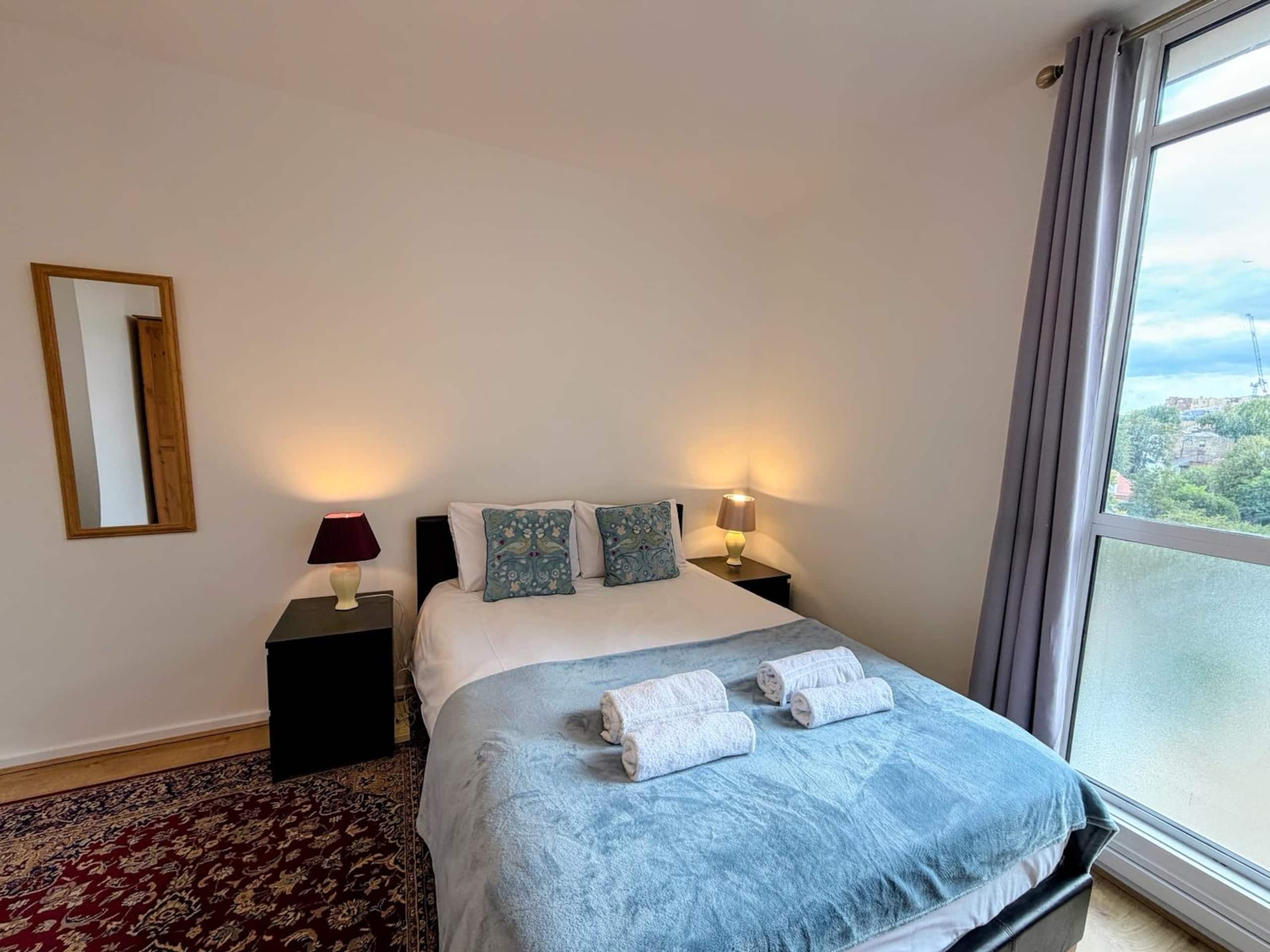Reading House 44 · Chic 2BR London Apartment Near Transit - Photo 11