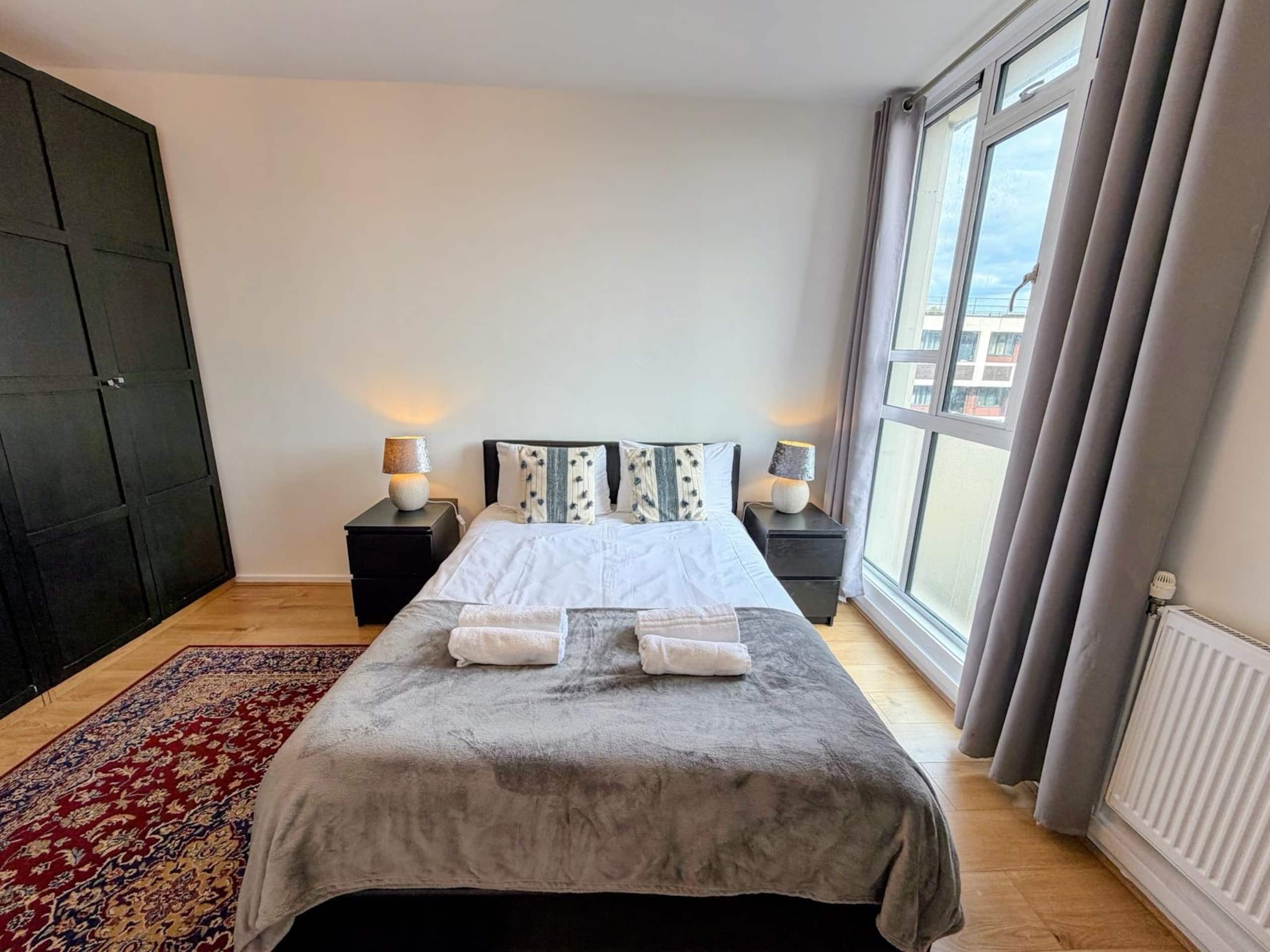 Reading House 44 · Chic 2BR London Apartment Near Transit - Photo 15