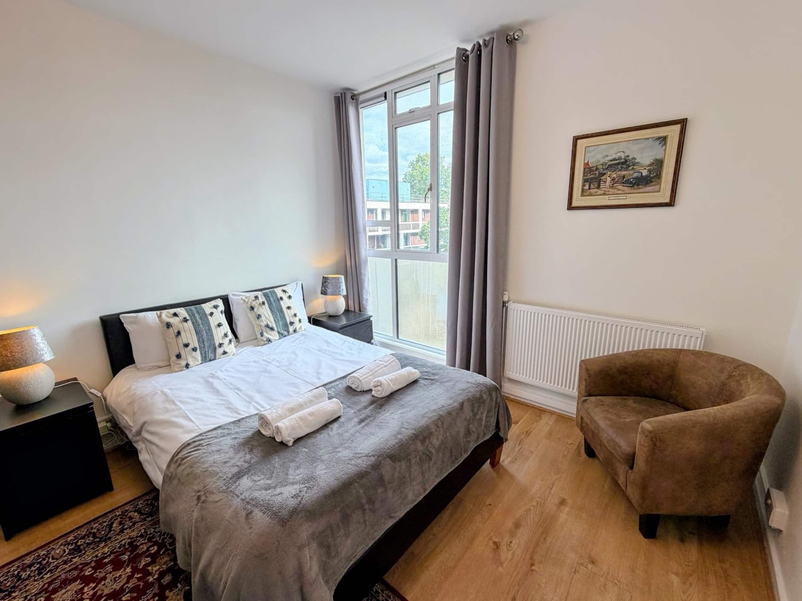 Reading House 44 · Chic 2BR London Apartment Near Transit - Photo 13
