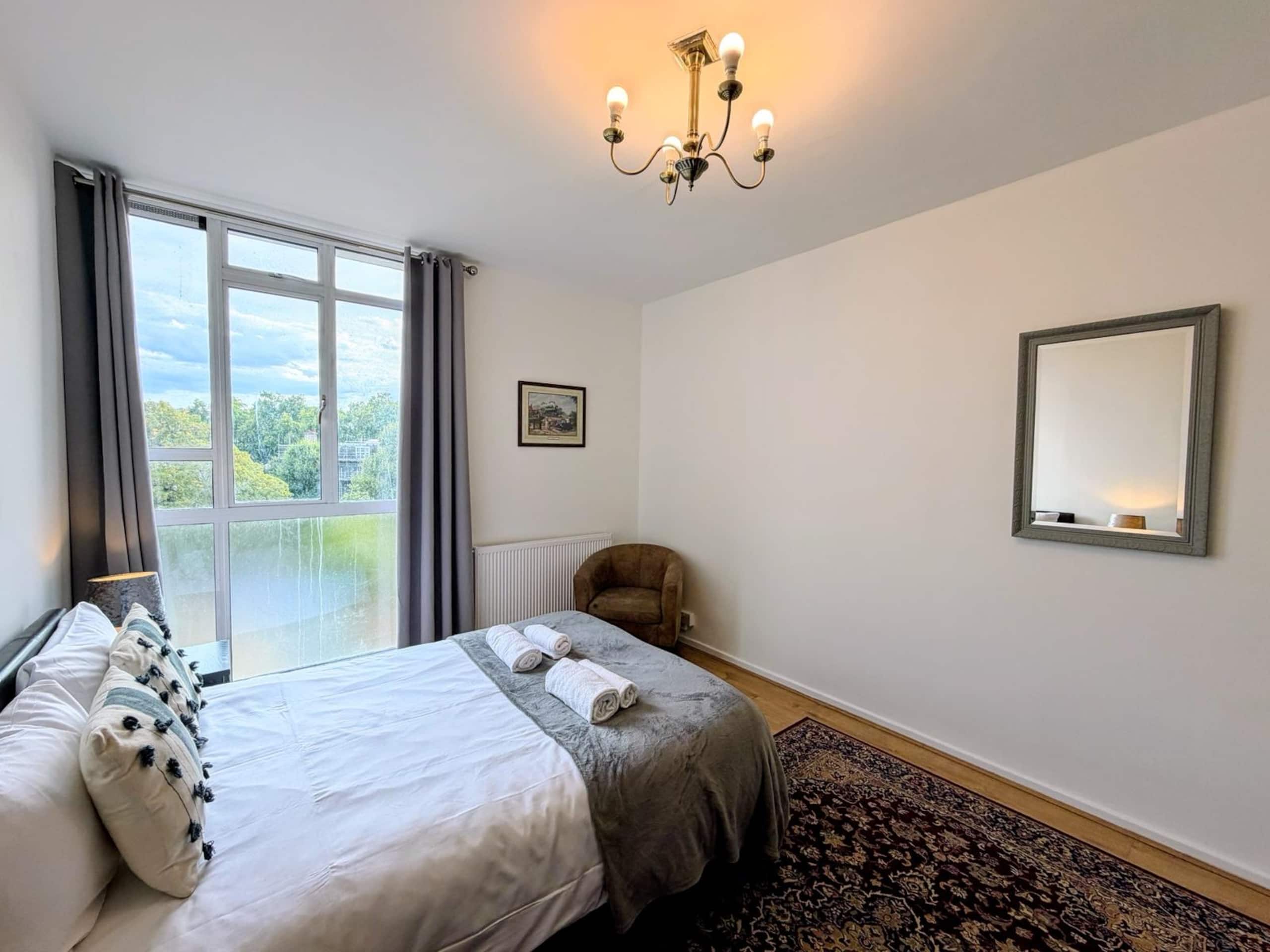Reading House 44 · Chic 2BR London Apartment Near Transit - Photo 9