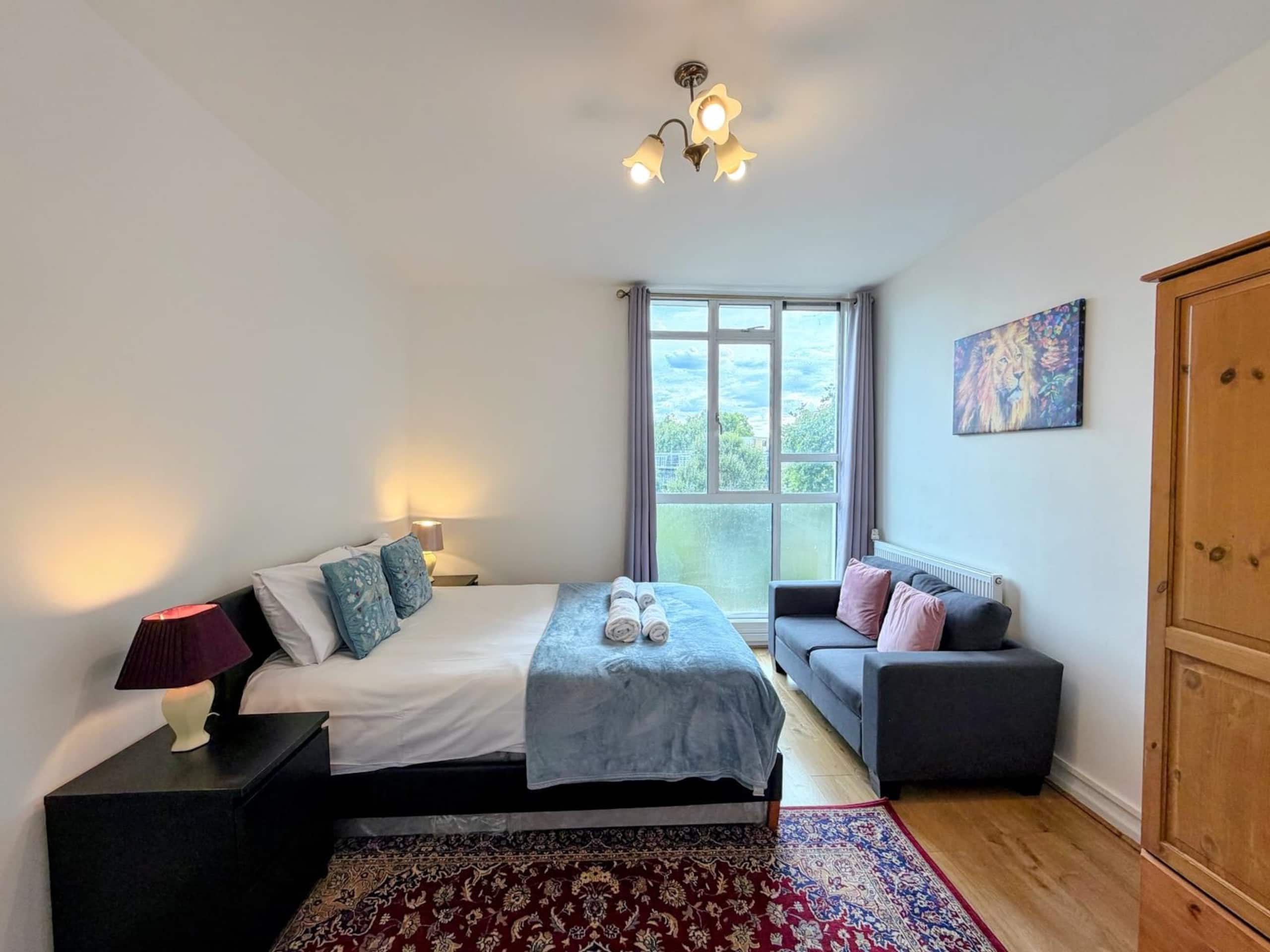 Reading House 44 · Chic 2BR London Apartment Near Transit - Photo 4