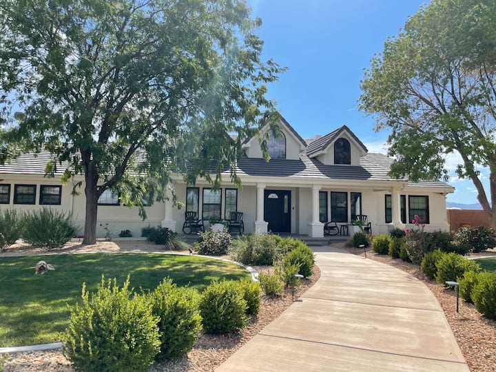 Beautiful Farm Style Home - St. George, USA