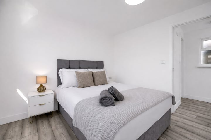Modern 1br | Private Patio | Central Cardiff - Cardiff