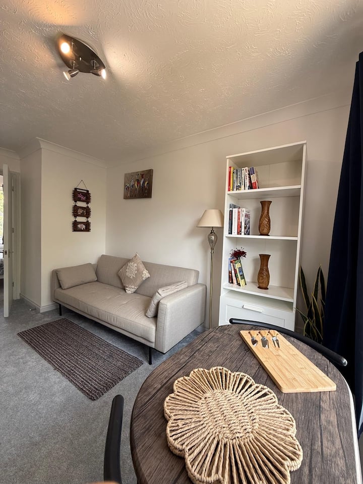Exec Apartment: Arlington Sq / 
M3/m4 With Parking - Bracknell