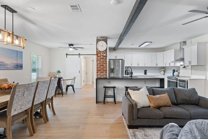 Pet-friendly Pensacola Escape - Sleeps 10 - Pensacola, FL