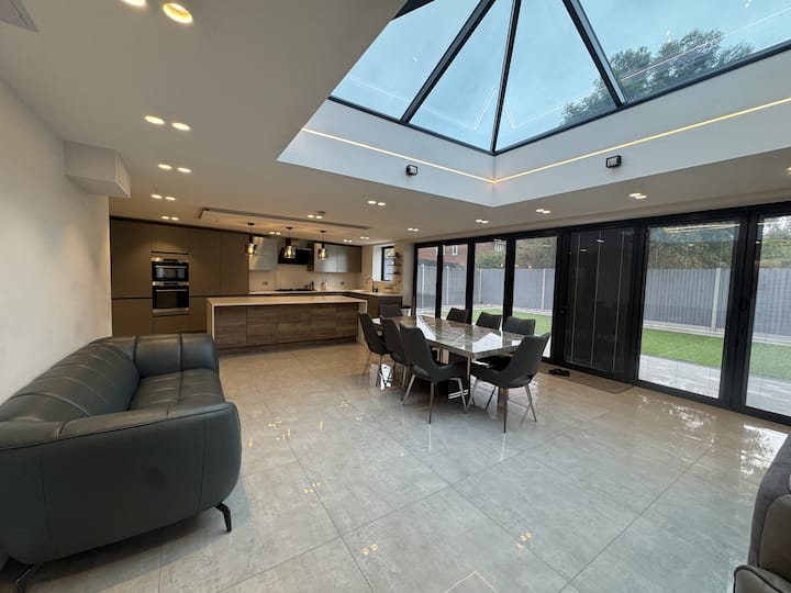 The Grand Luxe | Sleeps10-12 Guests - Romford