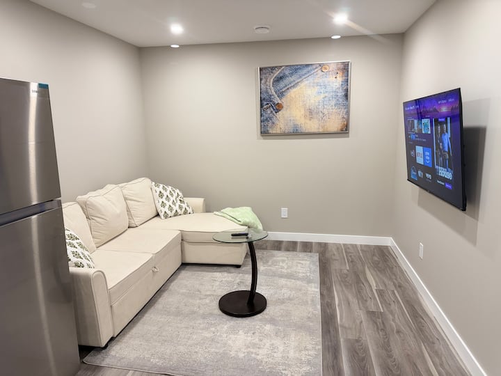 The Cozy Haven Modern 1-bedroom Suite Wit Sofa Bed - Regina