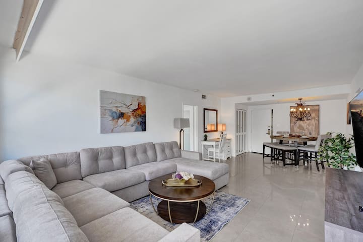 Beachfront Retreat | 2br/2ba | Pools + Gym 1615 - Miami Beach, FL