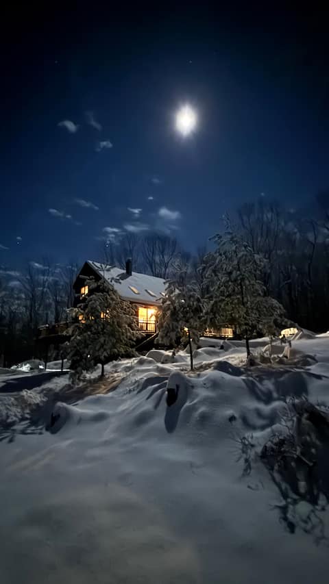 Woodsy Retreat, Sunny Home with Paths and Stream