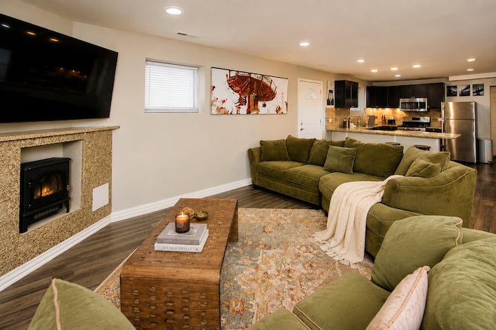 U Of Chicago| 2 Qn Bedrooms|1bath|laundry|stylish - Chicago, IL