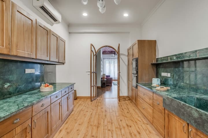 Full kitchen image 1