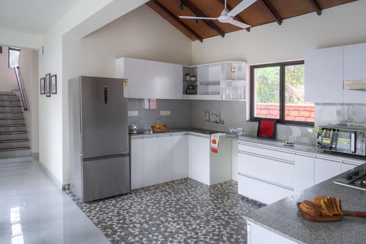 Full kitchen image 1