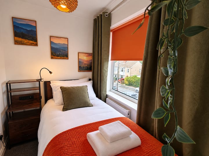 Small bedroom but still very comfy, (2.1m x 1.6m / 6'10" x 5'3")