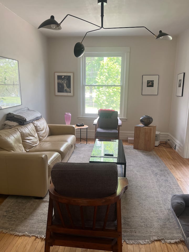 Bright & Charming Home With Beautiful Fenced Yard - Hamilton
