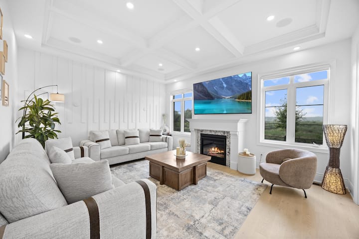 Modern 4br Luxury Home | Fireplace & Workspace - Oakville