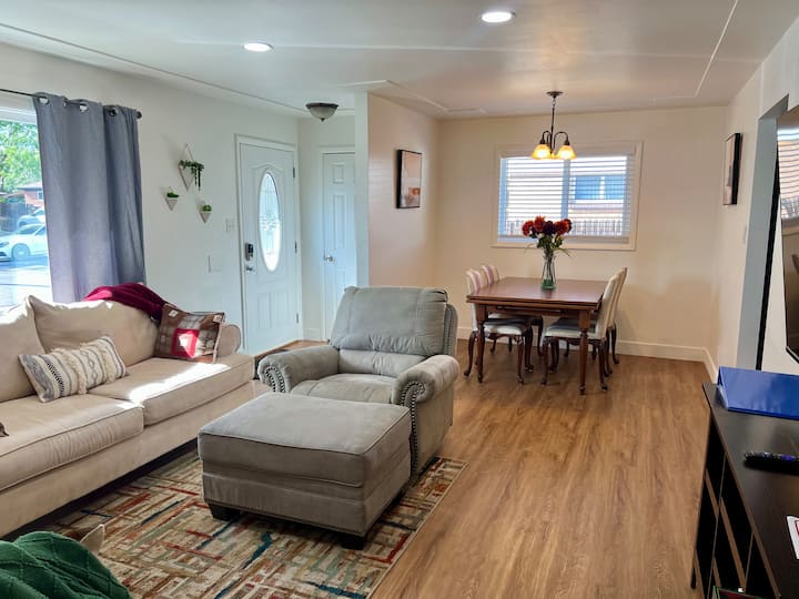 Spacious 3br Upper Suite Private Driveway & Patio - Denver, CO