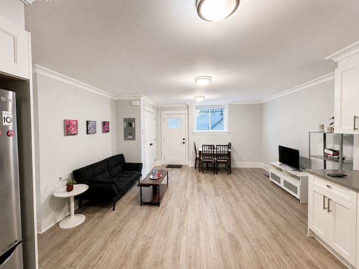 Upper Deer Lake Suite With Full Kitchen - Burnaby