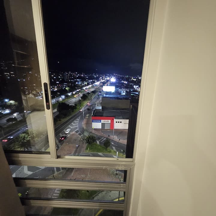 תיהנו מנוף נהדר של העיר, במיוחד בשעות הלילה, כאשר האורות יוצרים אווירה נעימה ומיוחדת מנוחות הדירה.