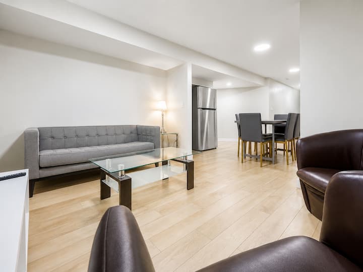 Sunny 2br Suite · Private Entry · East Gwillimbury - Bradford