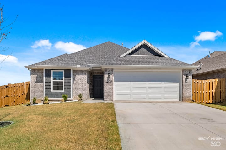 Great Location! 3 Bedroom, Dog Friendly! Fireplace - Springdale, AR