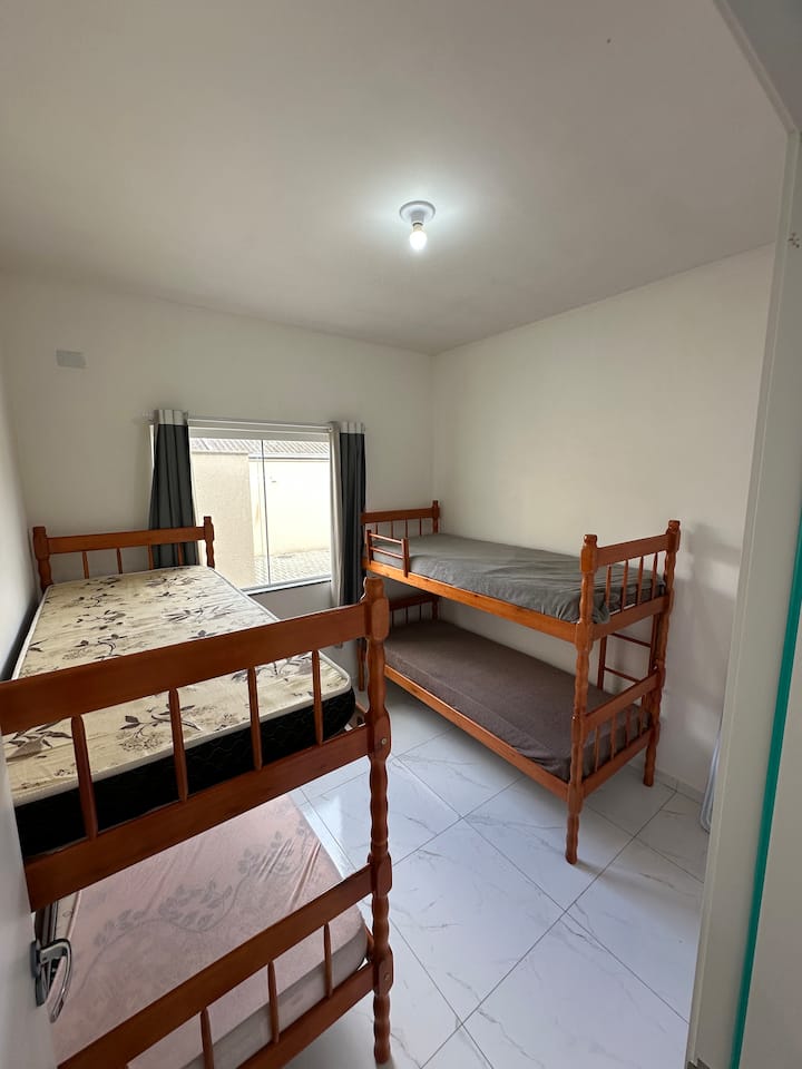 2 Qts. Ideal Para Famílias E Empresas, Com Ar Cond - Paranaguá