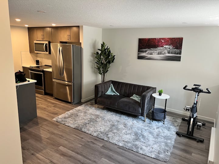 Unique 2 Bedroom 1 Bath Unit With Open Patio Views - Calgary