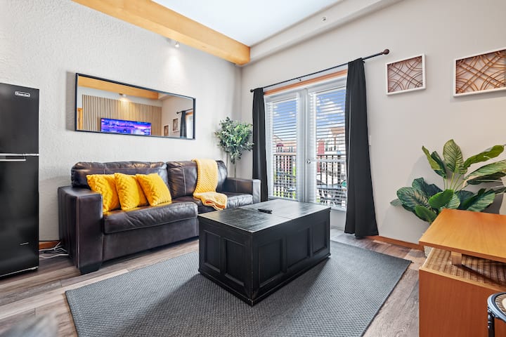 Balcony Bliss Above European Village, Palm Coast - 팜 코스트