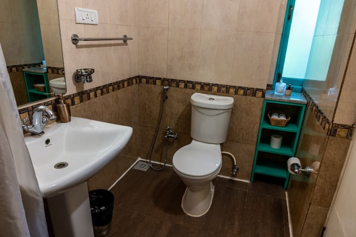 Full bathroom image 1