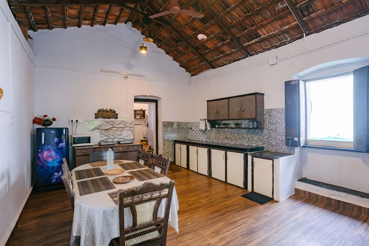 Full kitchen image 2